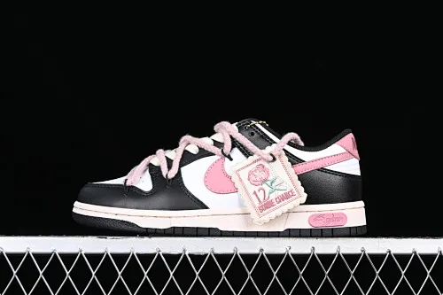 All Categories Nk SB Dunk Series Nk SB Dunk Low Low-top sneakers Nk Dunk Low Black Rose Thoughts Cloth patch Rope shoelaces Girls Sweet cool style SB strap low-top casual sneakers CW1590-100